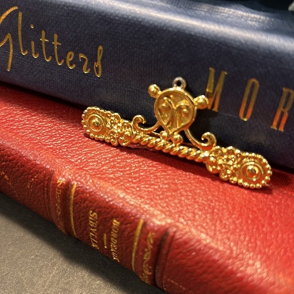 Very beautiful bar pin Signed Trifari. WA327 - Picture 2 of 4